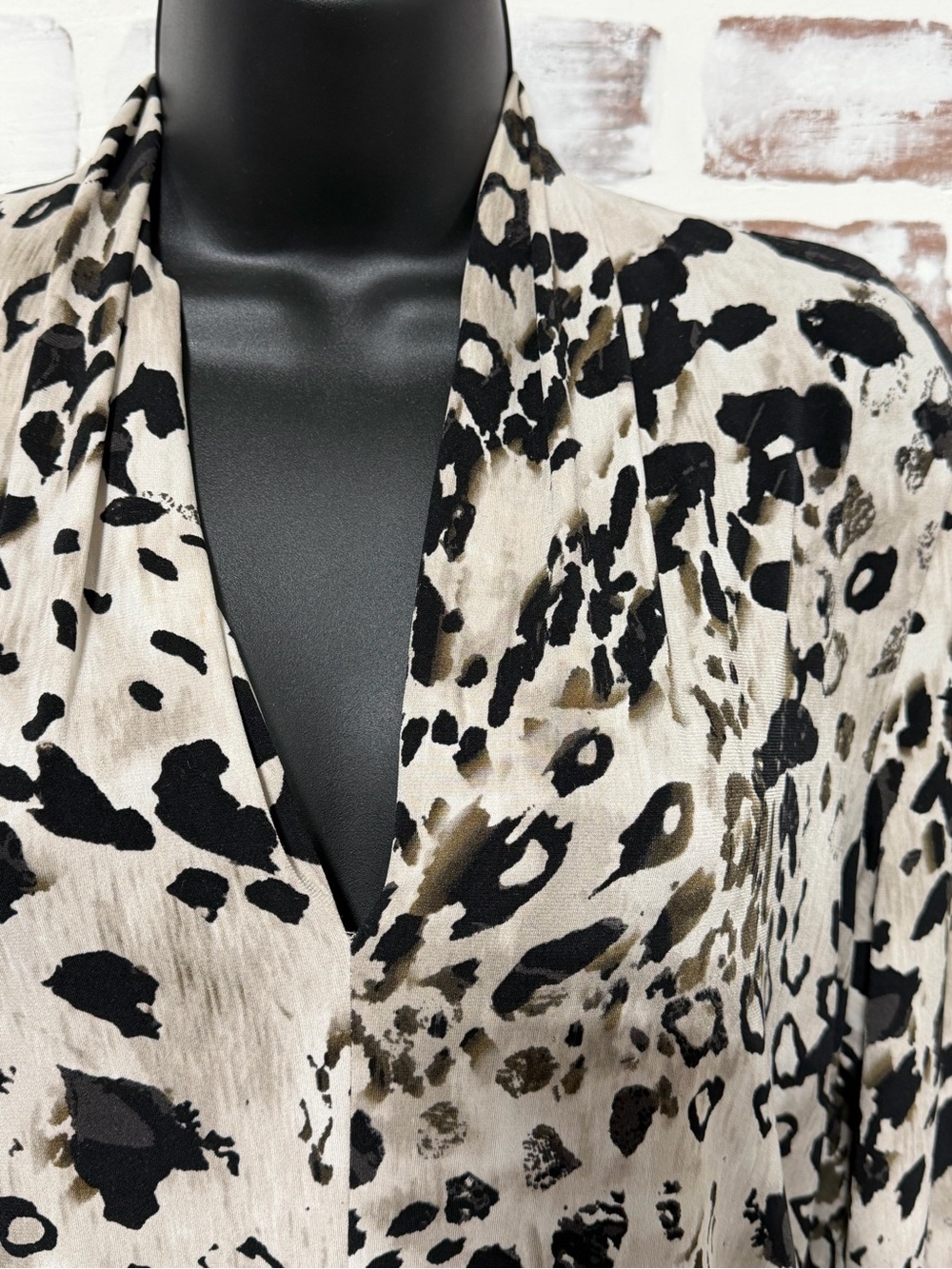 Vince Camuto Black and Taupe Animal Print Blouse women’s medium - Picture 5 of 7